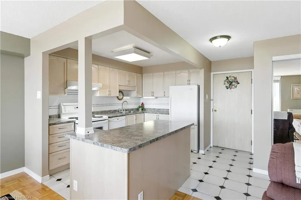 9 Bonheur Court, #807