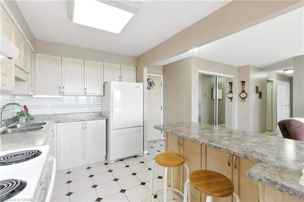 9 Bonheur Court, #807