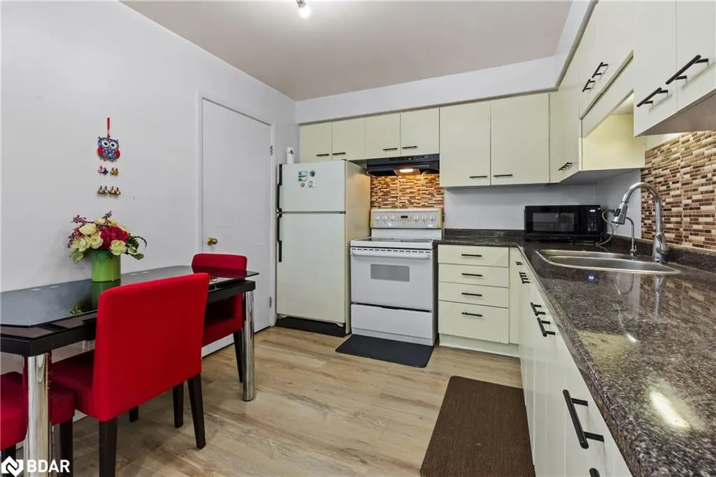 565 Greenfield Avenue, #610