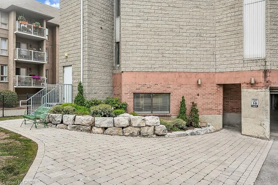 6 Niagara Street, #204