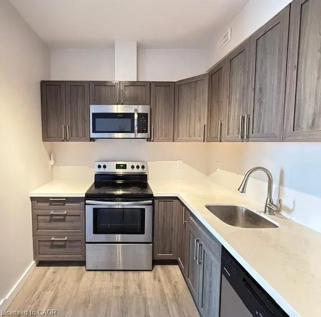 161 Wellington Street N, #201