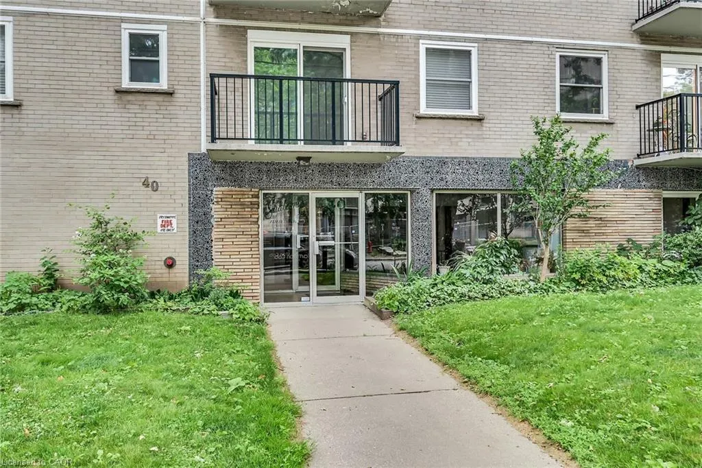 40 Robinson Street, #208