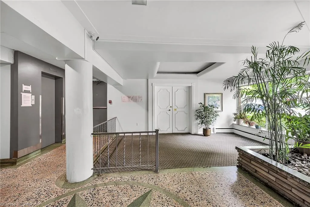 40 Robinson Street, #208