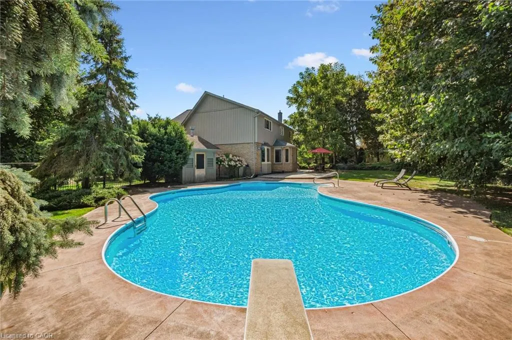 6 Coachman Crescent