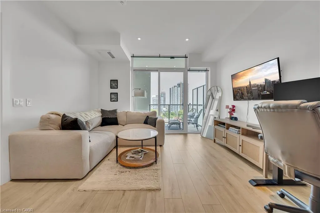 741 King Street W, #906