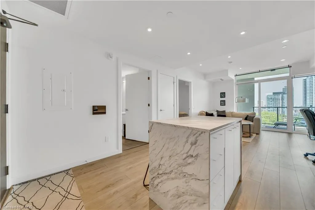 741 King Street W, #906