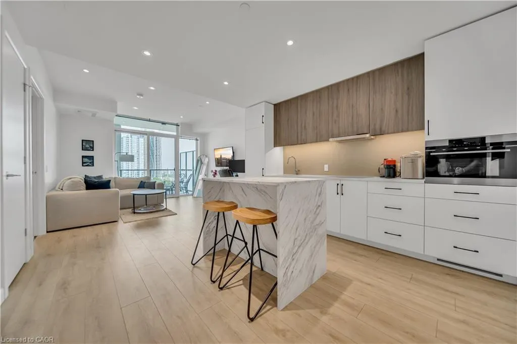 741 King Street W, #906