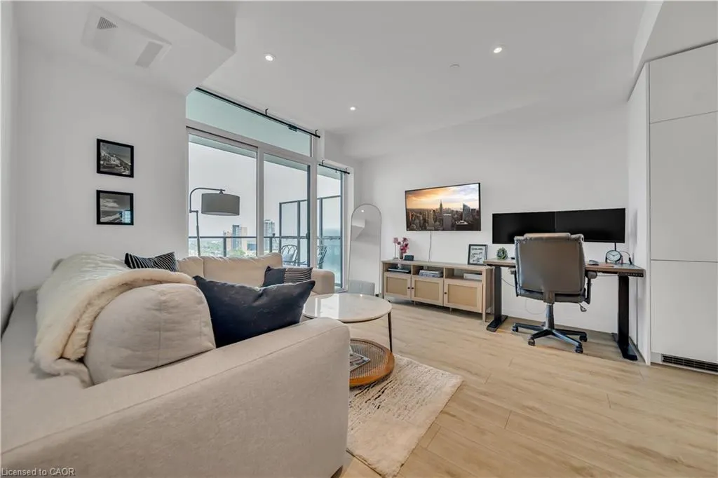 741 King Street W, #906