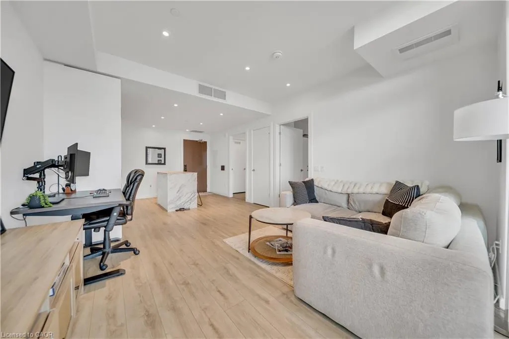 741 King Street W, #906