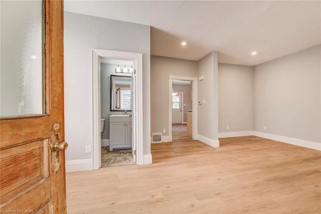 44 Young Street E