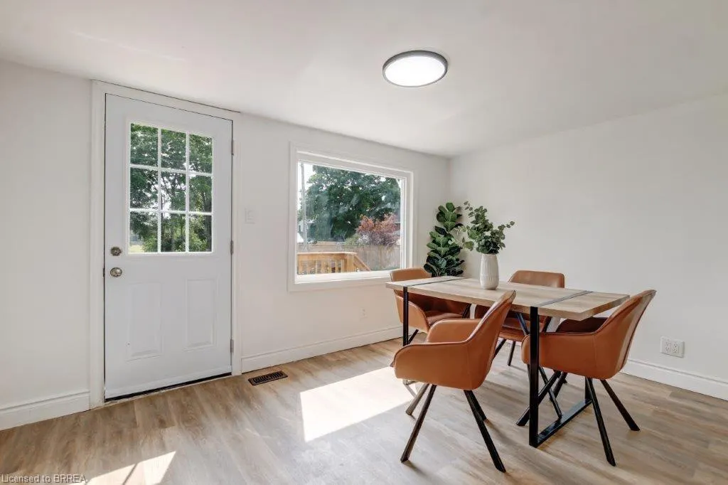 8 Rolph Street N