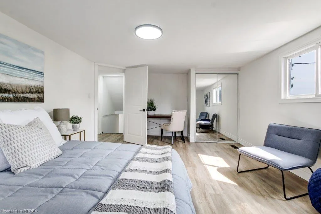 8 Rolph Street N