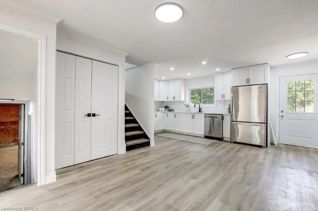 8 Rolph Street N