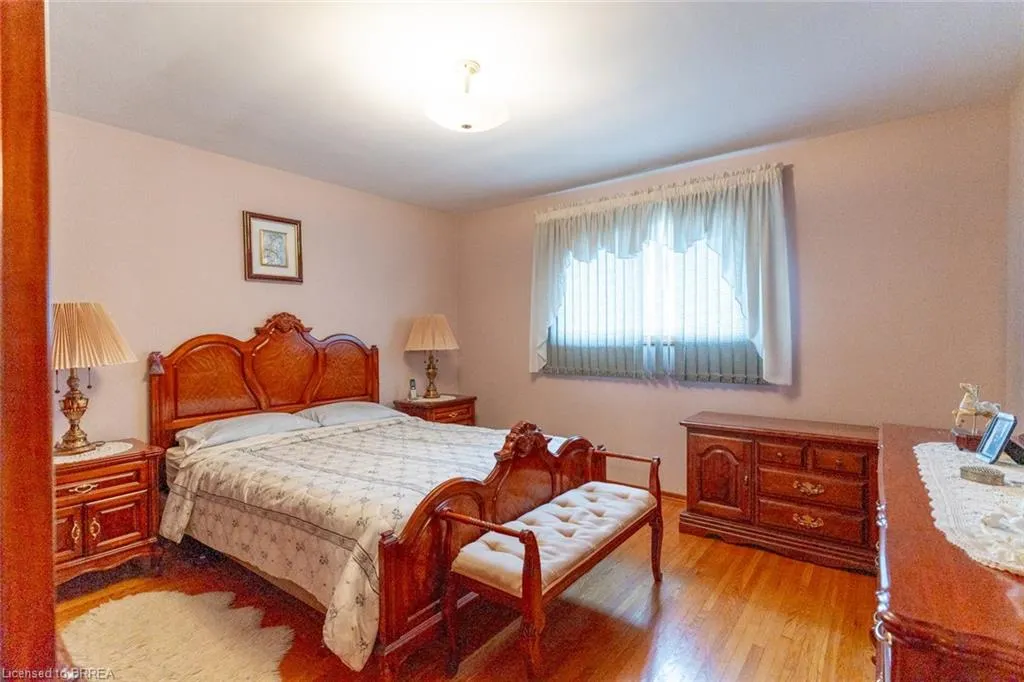 32 Avondale Crescent
