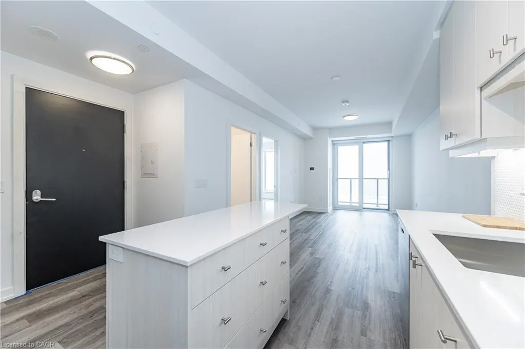 15 Wellington Street S, #907