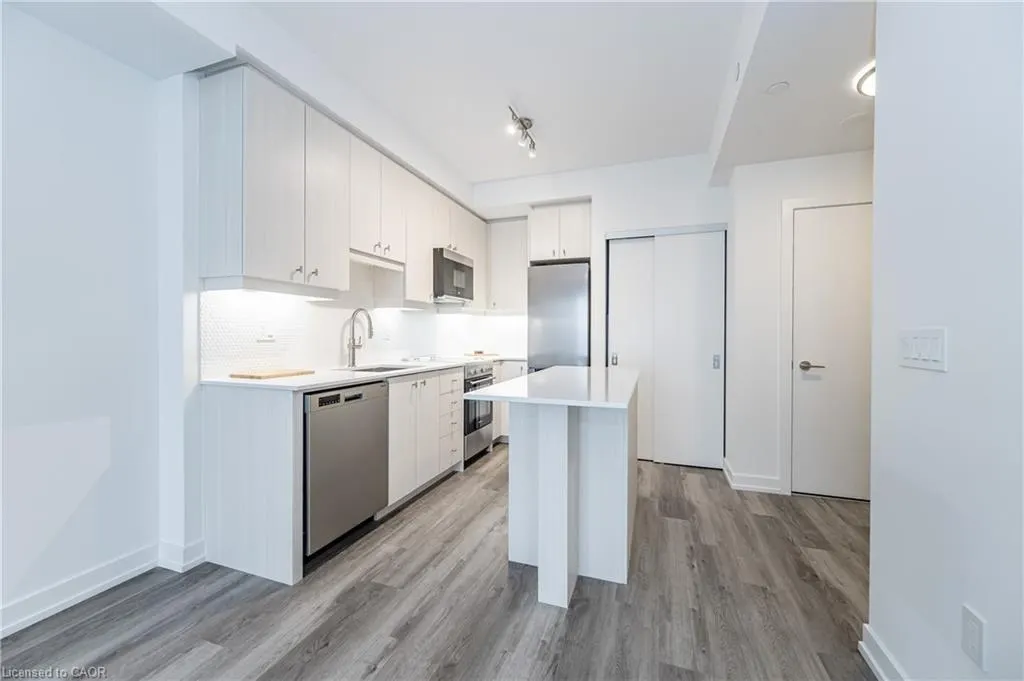 15 Wellington Street S, #907