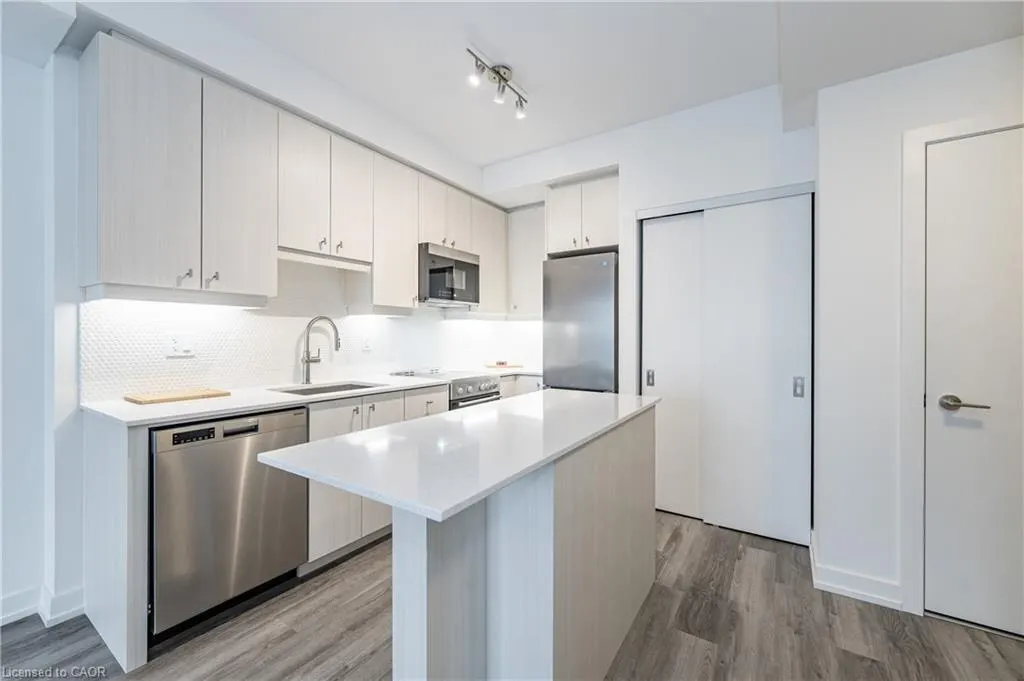 15 Wellington Street S, #907