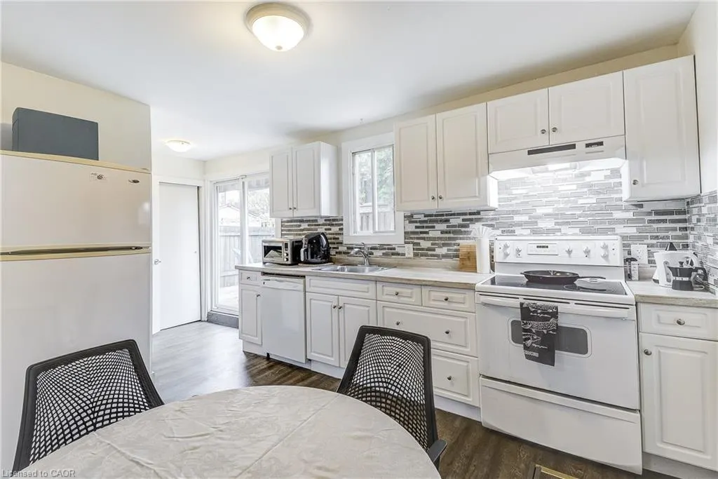 185 Simcoe Street E