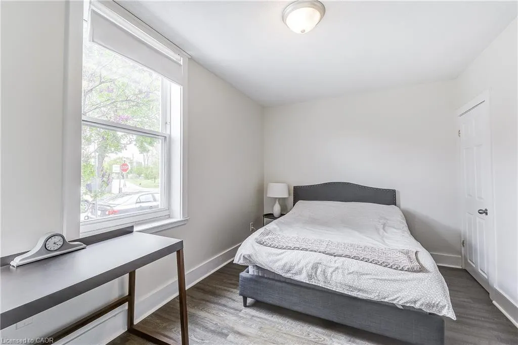 185 Simcoe Street E