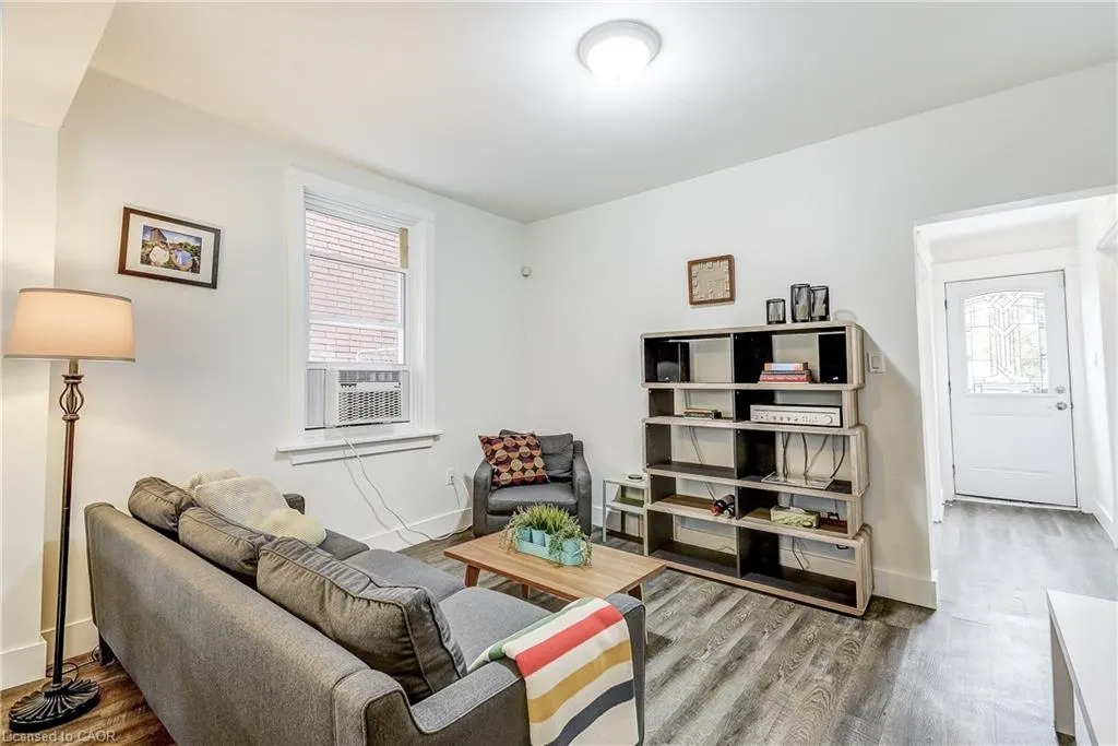 185 Simcoe Street E
