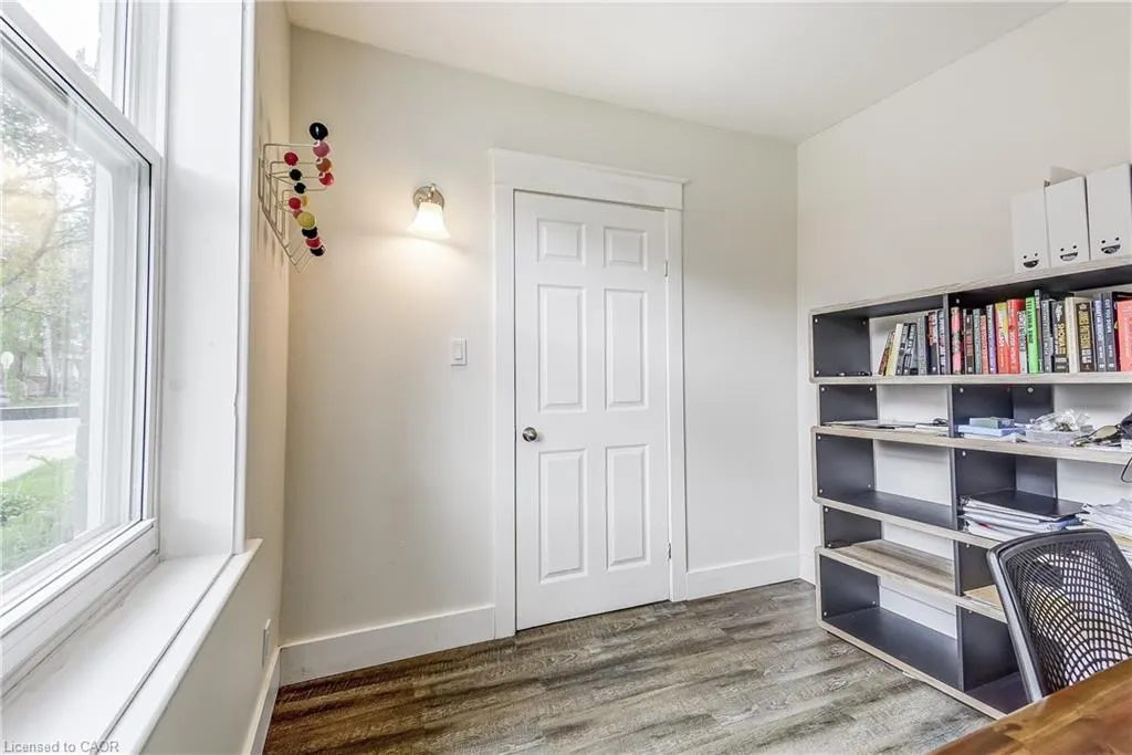 185 Simcoe Street E