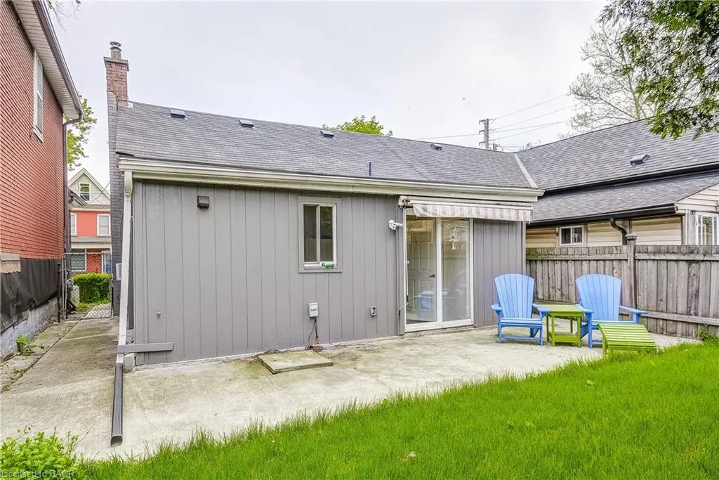 185 Simcoe Street E