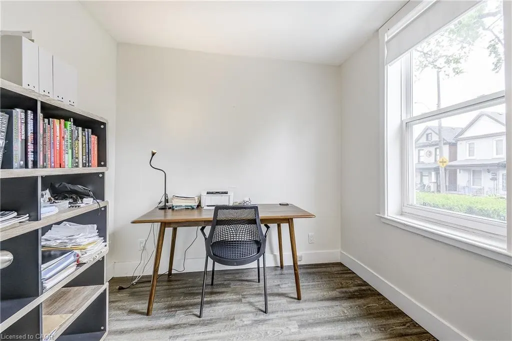 185 Simcoe Street E