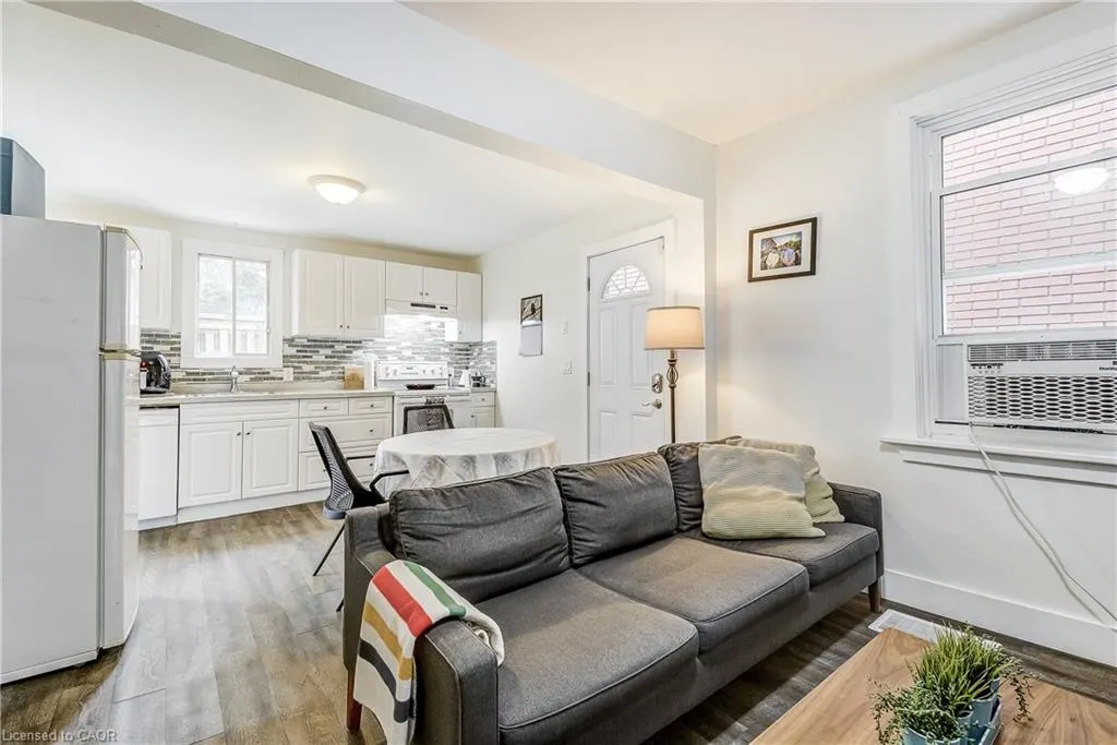 185 Simcoe Street E