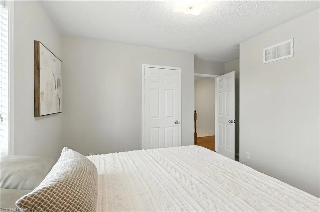 3288 Equestrian Crescent