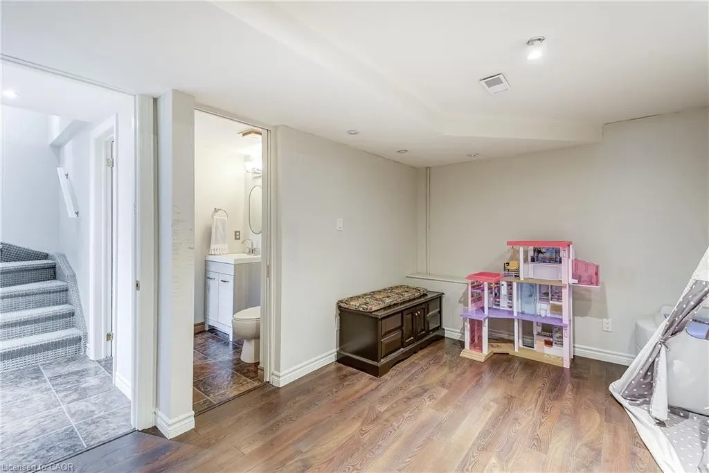 2212 Melissa Crescent