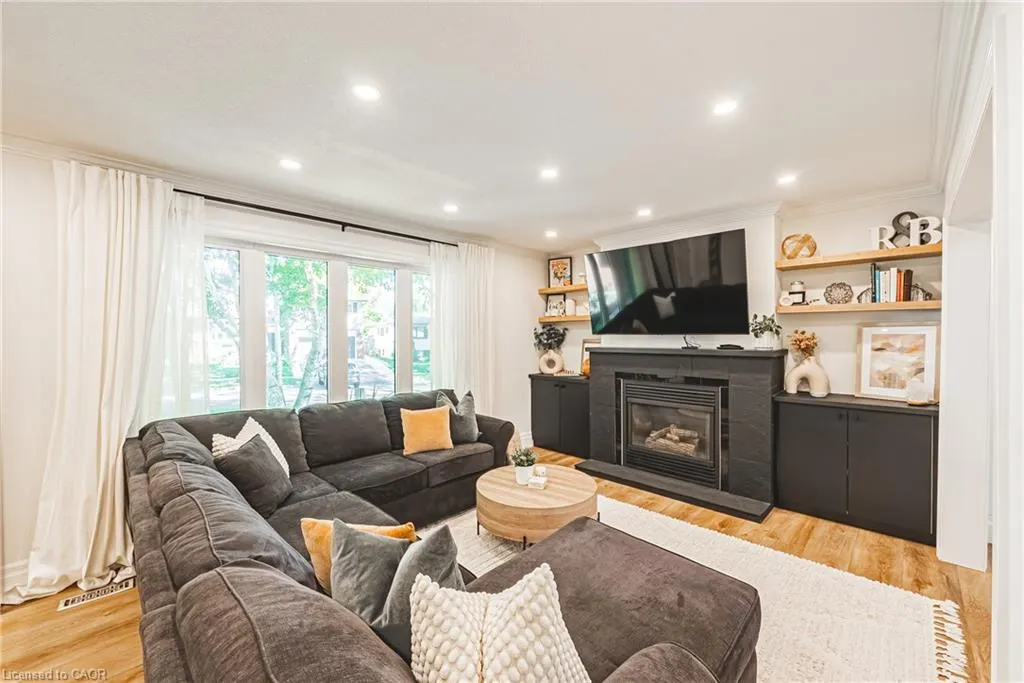 1394 Ian Road