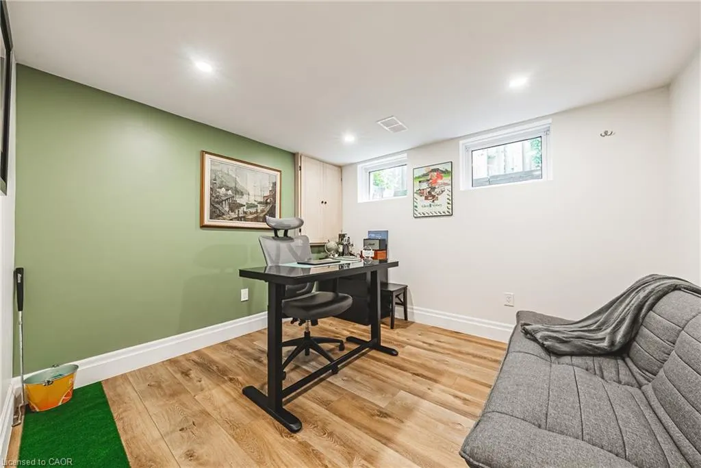 1394 Ian Road