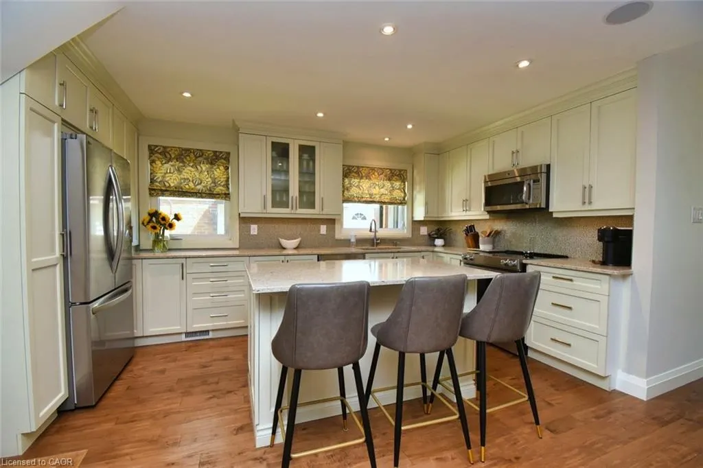 3224 Twin Oaks Crescent