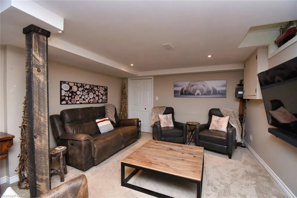 3224 Twin Oaks Crescent