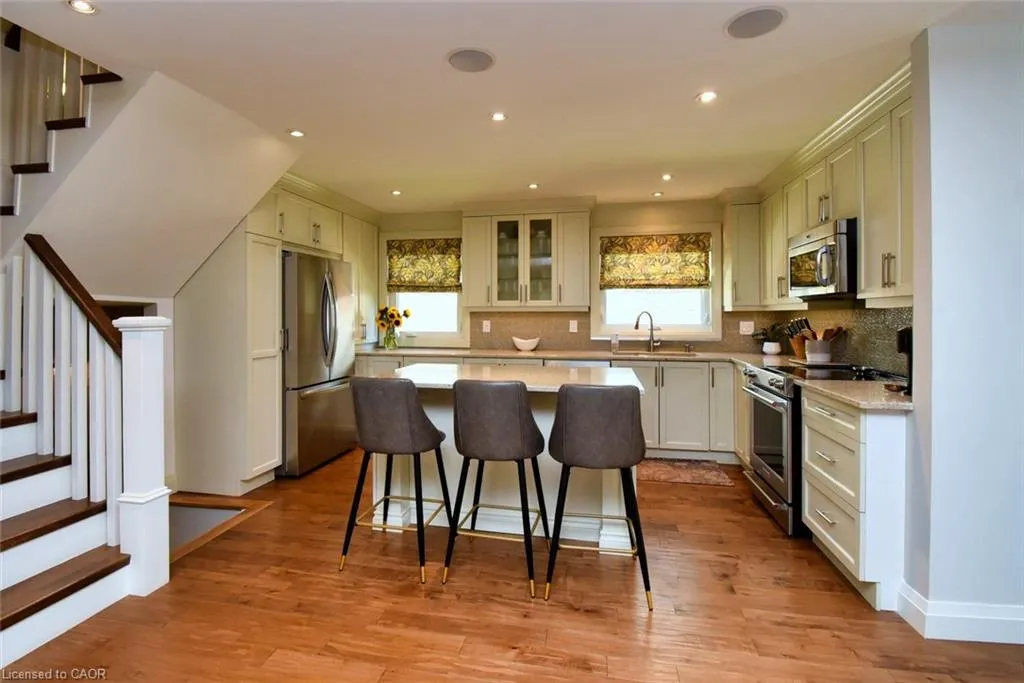 3224 Twin Oaks Crescent