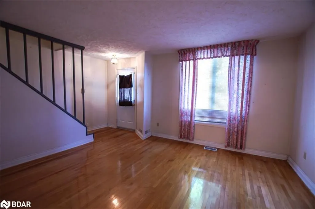 266 Sixth Avenue W