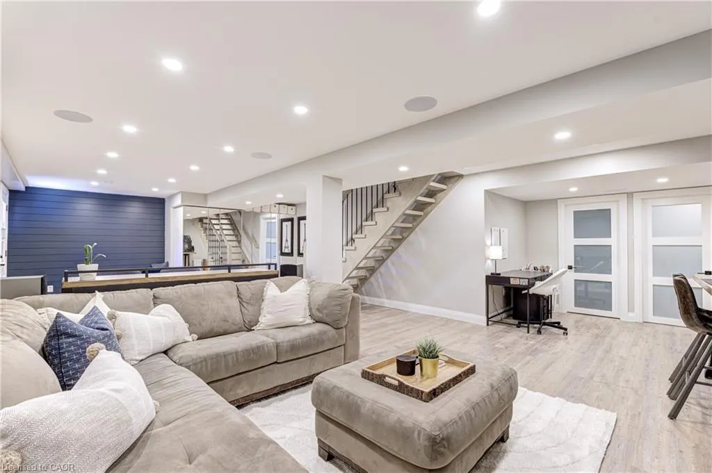 6 Mays Crescent