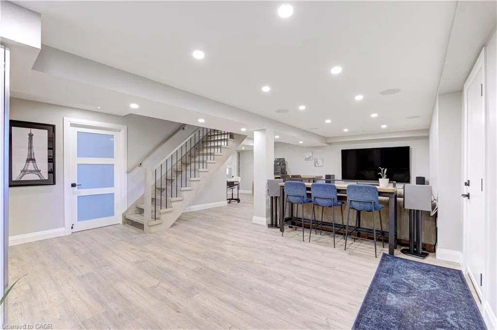 6 Mays Crescent