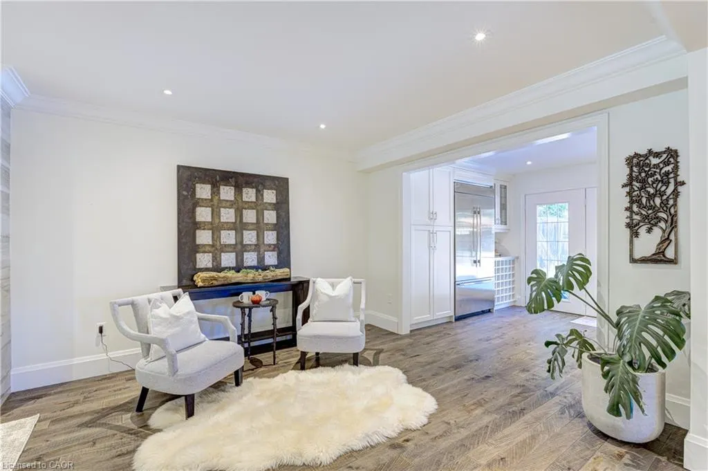 6 Mays Crescent