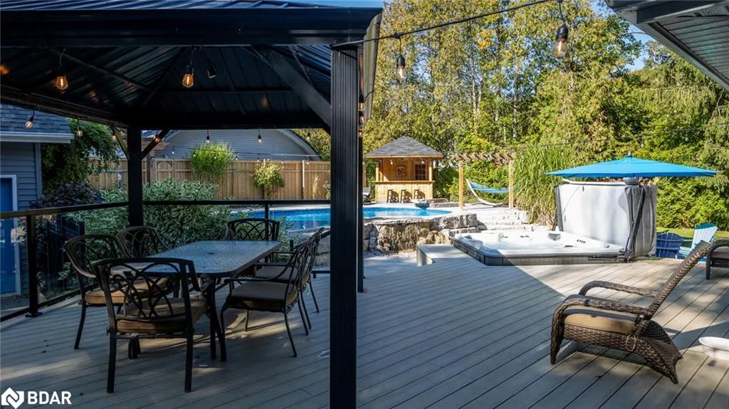 112 Lakeshore Road W