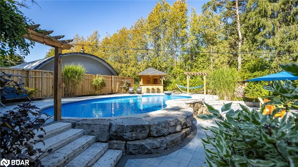 112 Lakeshore Road W