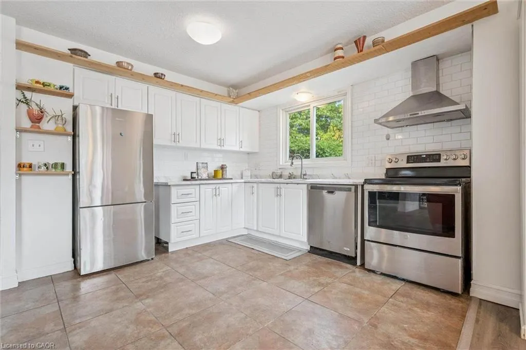 15 Avra Court
