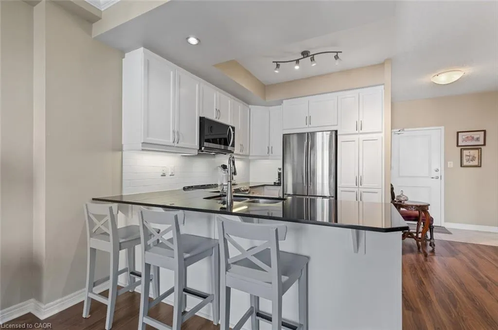 539 Belmont Avenue W, #906