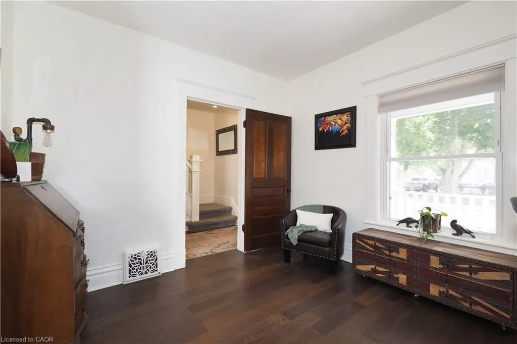 442 Lowther Street S