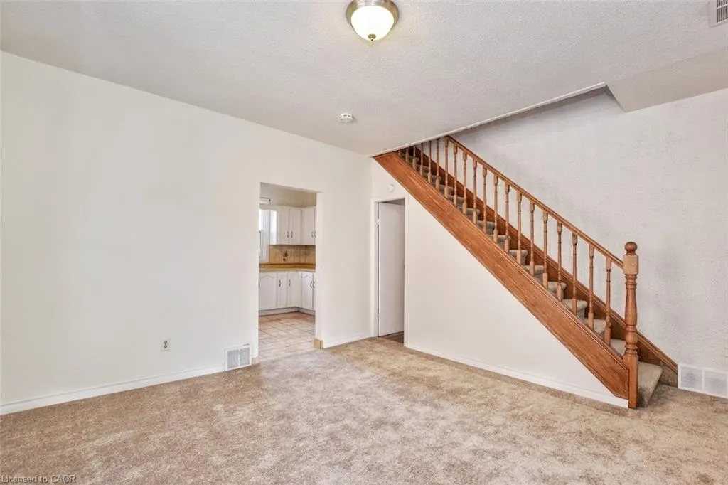 59 Strathcona Avenue S