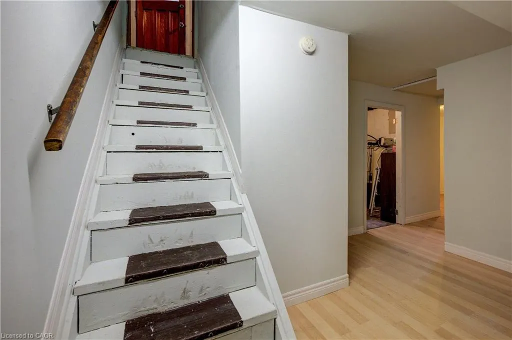 168 Dundas Street N