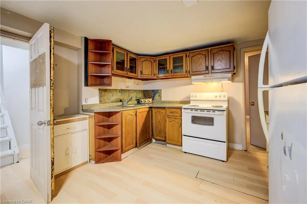 168 Dundas Street N