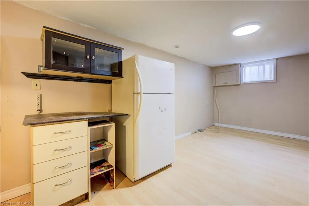 168 Dundas Street N