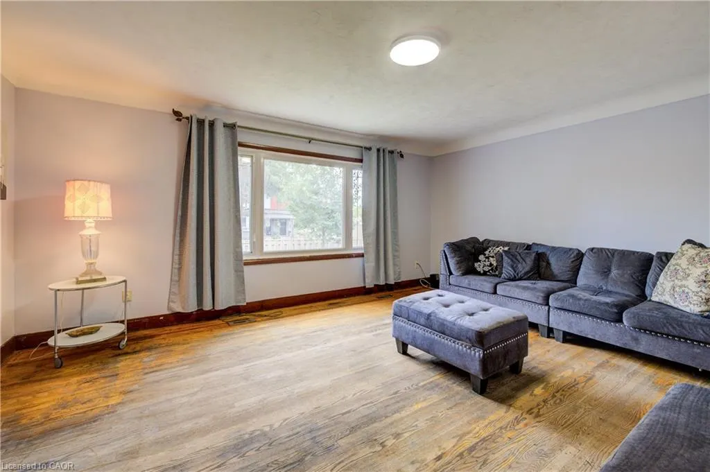 168 Dundas Street N