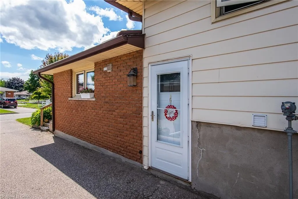 77 Roberts Crescent